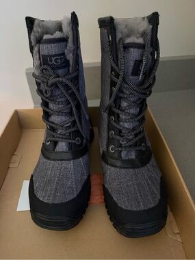 UGG Women's Gray and Black Winter Lace-Up Boots
